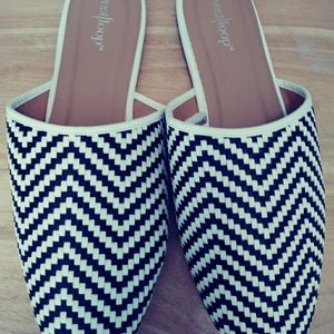 Black and White Summer Loafers Size L (9/10)0